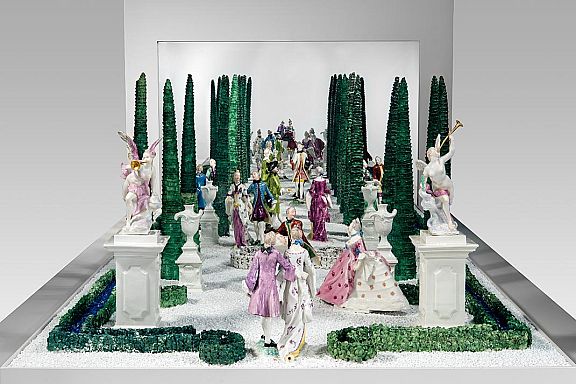 Tafelaufsatz fuer Dessert aus Porzellan gefasst Bustelli Manufaktur Nymphenburg