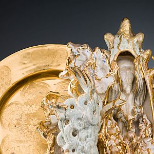 Shrine vor dem Porzellanservice mit Golddekor Detail
