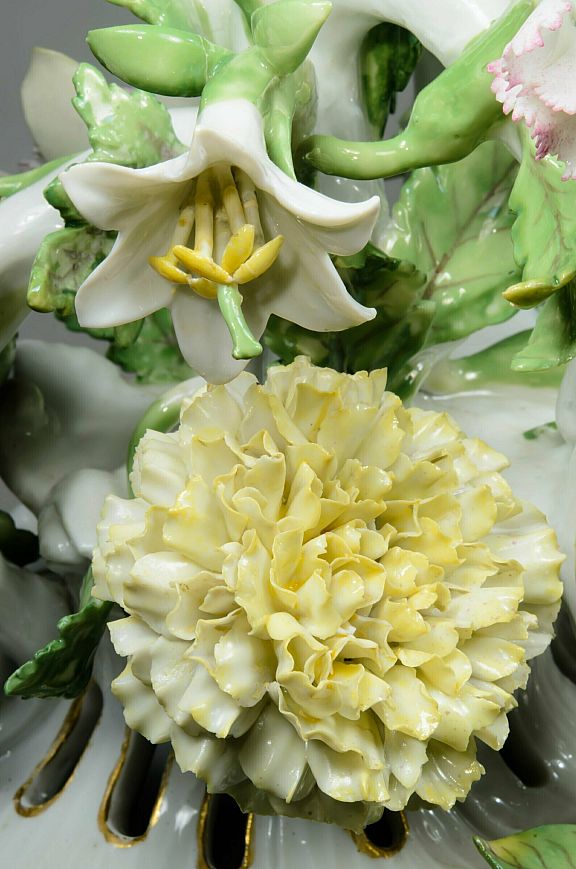 Gelbe Blume aus Porzellan