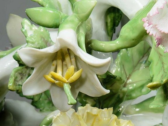 Gelbe Blume aus Porzellan