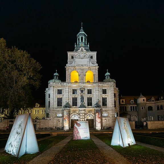 Gebaeude bei Nacht Barocker Luxus