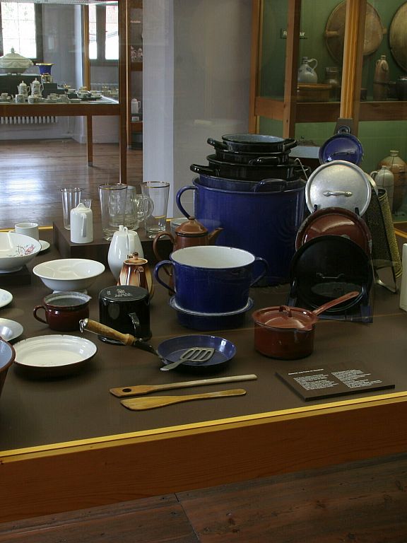 Vitrine im Keramikmuseum Schloss Obernzell