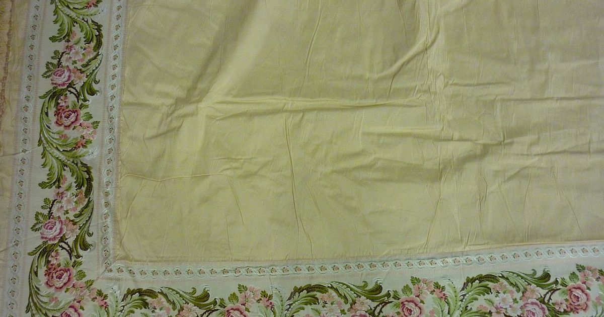Bettdecke mit beiger Taftoberseite - Bayerisches Nationalmuseum