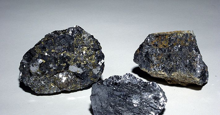 Mineral Bleiglanz (drei Stück) Bayerisches Nationalmuseum Mineral Bleiglanz (drei Stück) Bayerisches Nationalmuseum