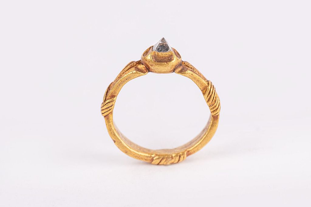 Goldener Fingerring mit SpitzsteinDiamant der Pfalzgräfin Katharina