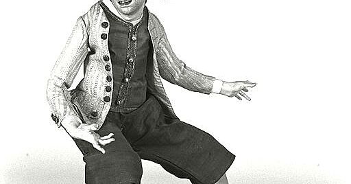 Sitzender Bauer mit Hut (Krippenfigur) - Bayerisches Nationalmuseum