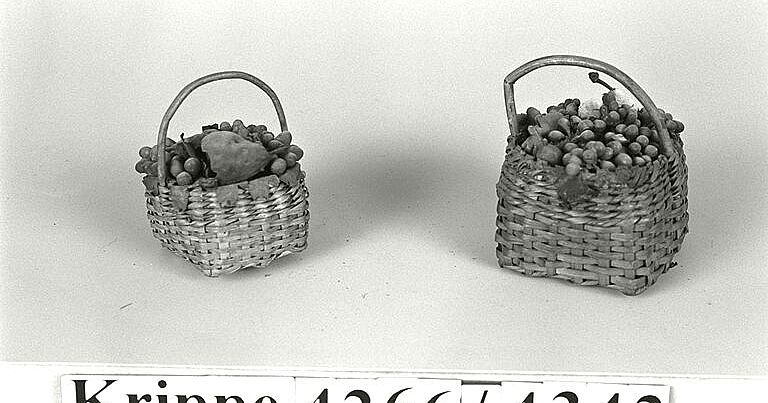 Krippenzubehör: Korb gefüllt mit Trauben und zwei Birnen - Bayerisches ...