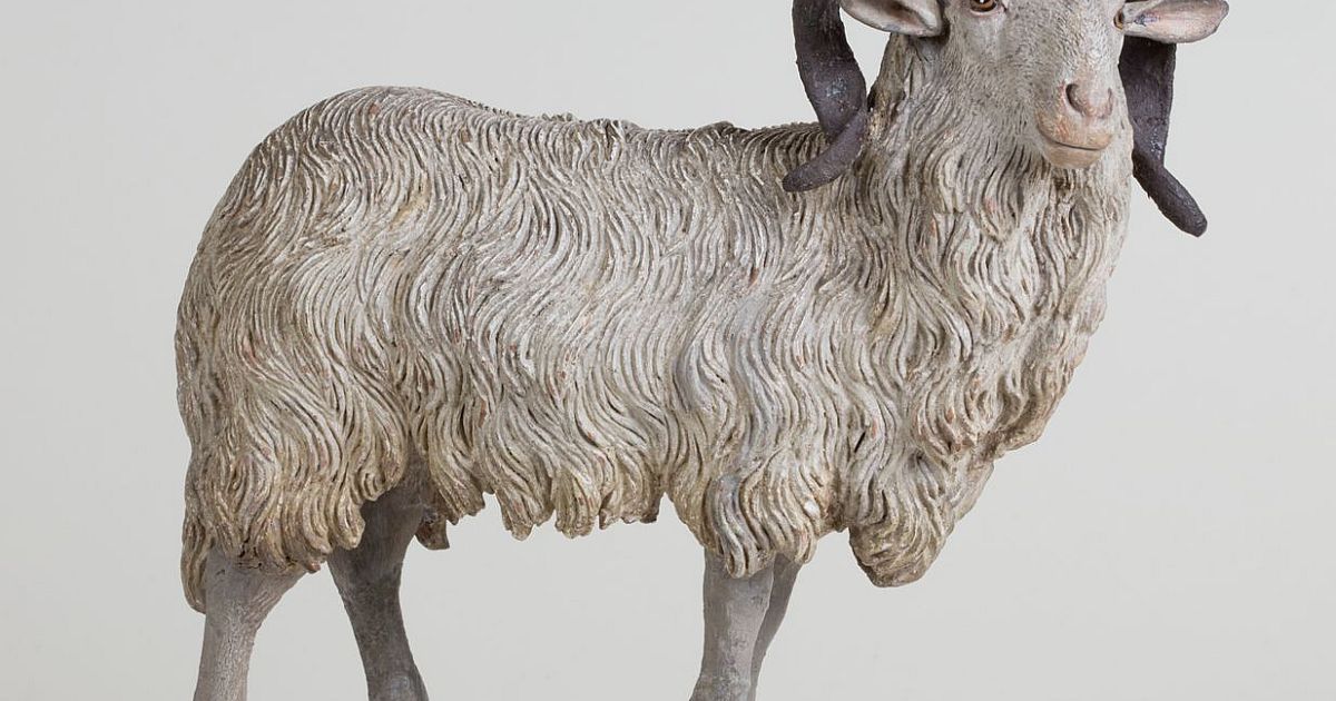 Tierfigur: Weißer Widder mit nach unten gedrehten Hörnern - Bayerisches ...
