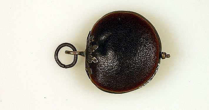 Herzförmige Frucht als Amulett - Bayerisches Nationalmuseum