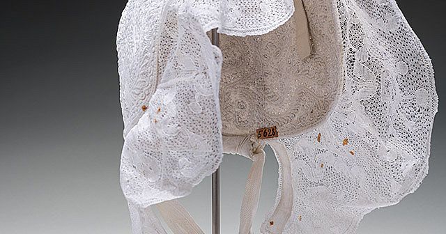 Weiße gesteppte Haube mit Spitzenrand Bayerisches Nationalmuseum