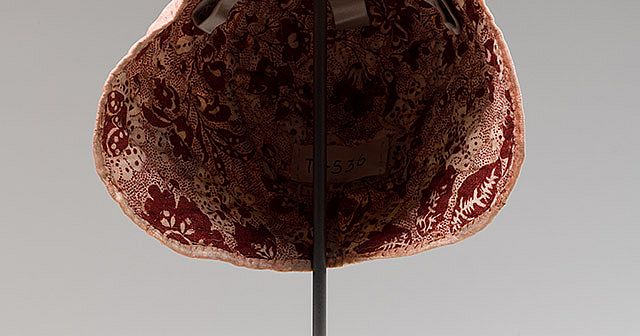 Gesteppte Haube aus rosa Seidengewebe Bayerisches Nationalmuseum