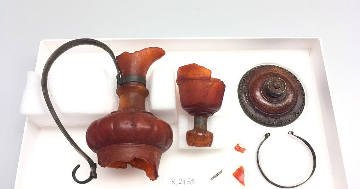 Meßkännchen aus Bernstein mit Silbermontierung - Bayerisches Nationalmuseum