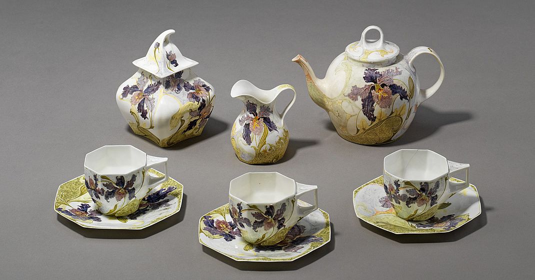 Tasse mit Orchideenblüten und Blattwerk - Bayerisches Nationalmuseum