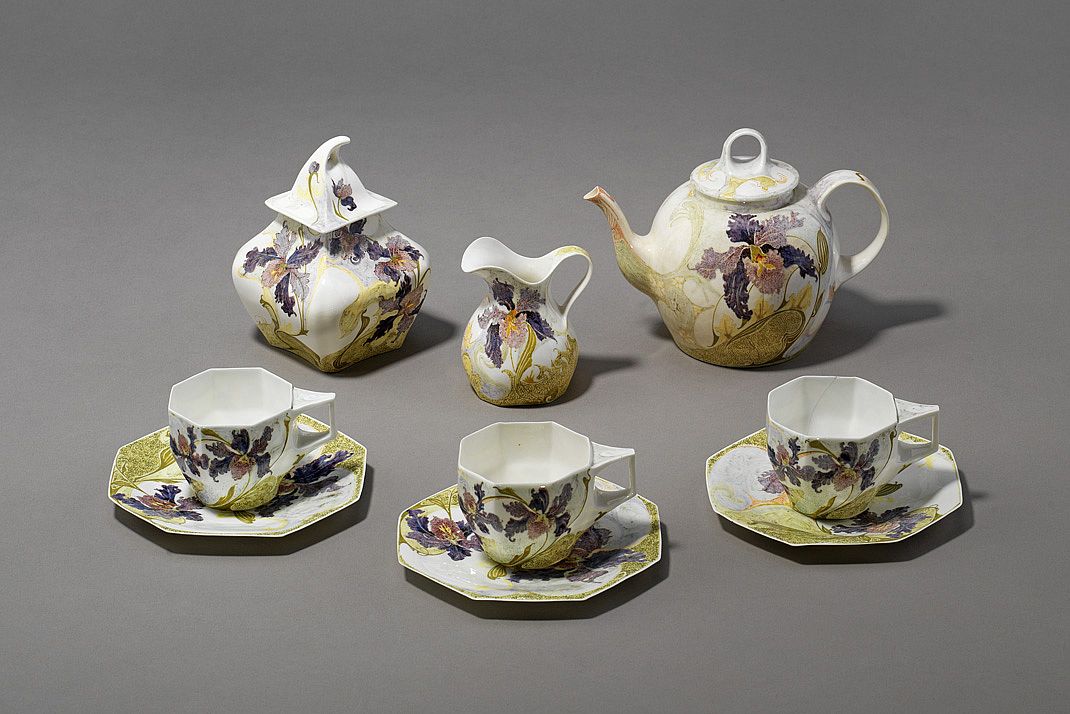 Tasse mit Orchideenblüten und Blattwerk - Bayerisches Nationalmuseum