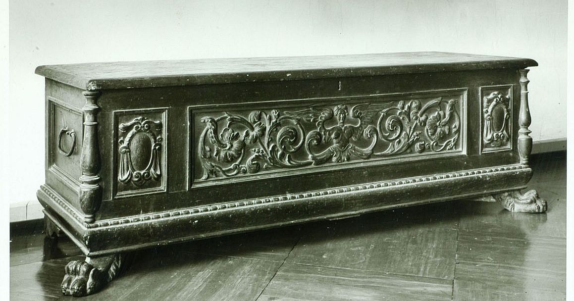 truhe-mit-rankenwerk-und-kartusche-bayerisches-nationalmuseum