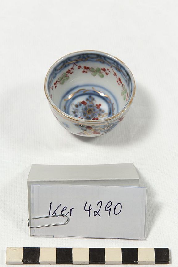 D222883