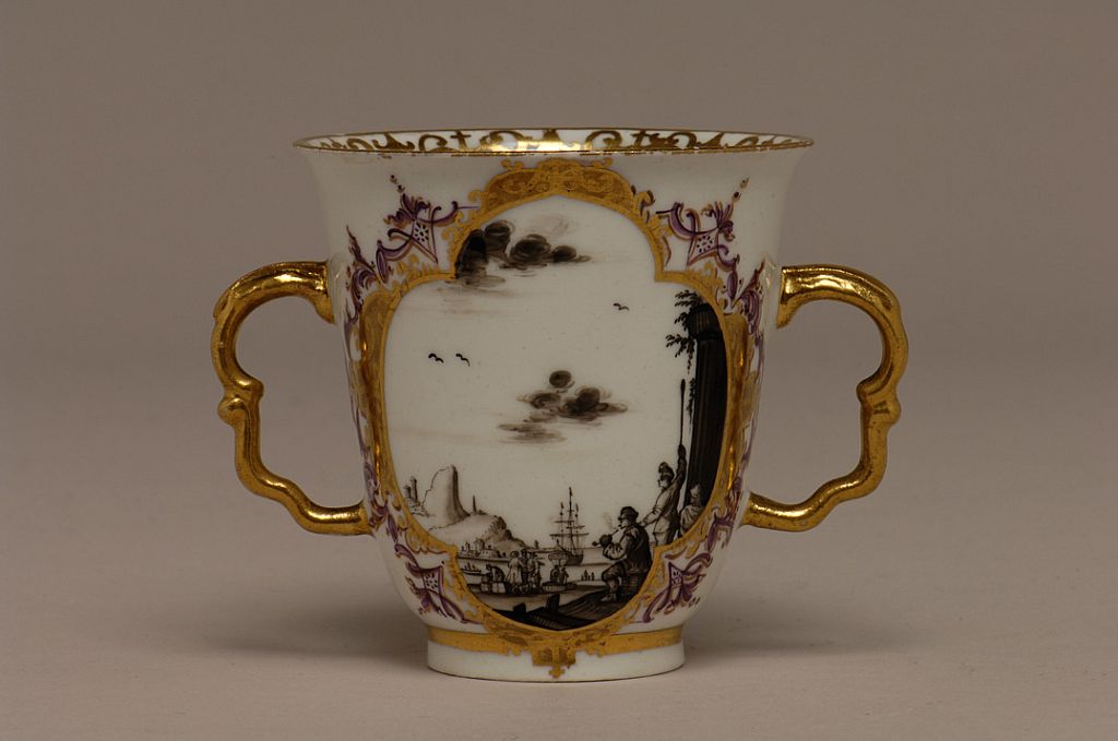 Bechertasse mit schwarz-roten Kauffahrteiszenen in Herold-Art ...