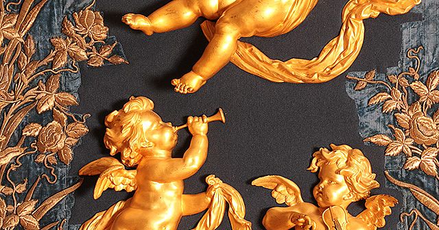 nackter-gefl-gelter-knabe-mit-kleiner-trompete-relief-bayerisches