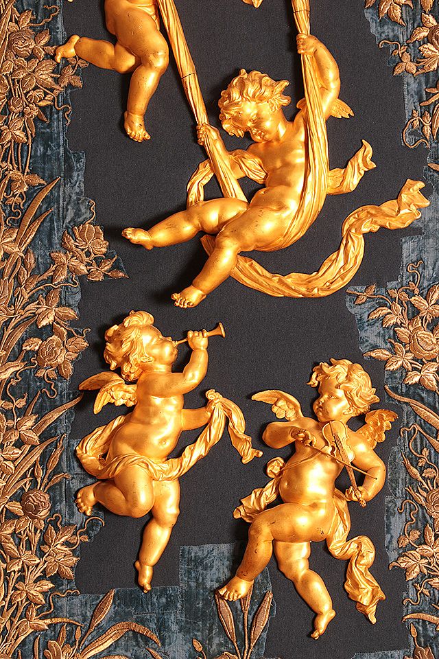 Nackter, geflügelter Knabe mit Trompete (Relief) Bayerisches Nationalmuseum