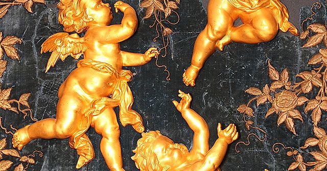 nackter-gefl-gelter-knabe-mit-ausgestreckten-armen-relief