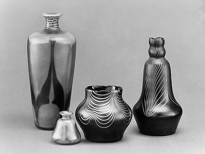 Flache Deckeldose mit schiffchenförmigem Körper Bayerisches