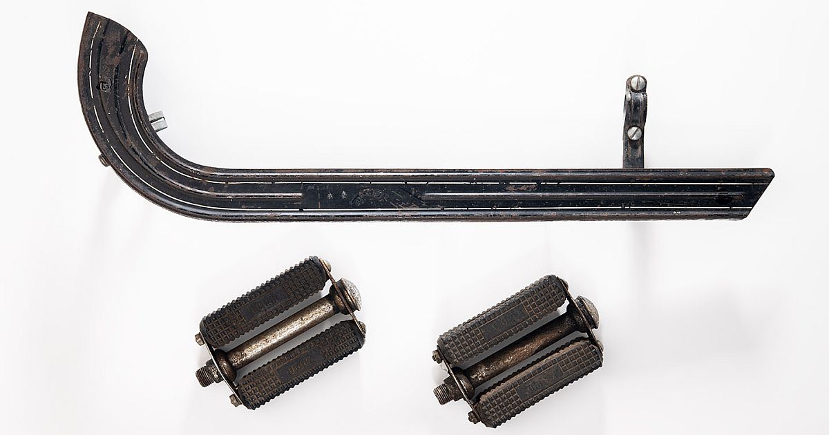 Kettenschutz und zwei Pedale zum Fahrrad der Marke 