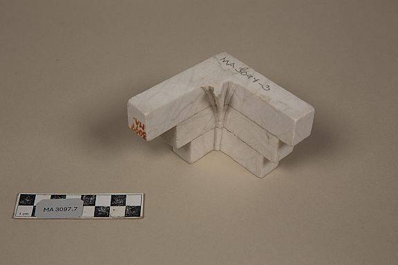 D83300