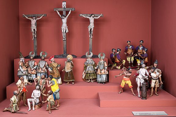 Kreuzigung und Figuren aus einer Passionskrippe Muenchen 2 Haelfte 18 Jahrhundert und fruehes 19 Jahrhundert Bayerisches Nationalmuseum Krippe 85 Aufnahme Walter Haberland