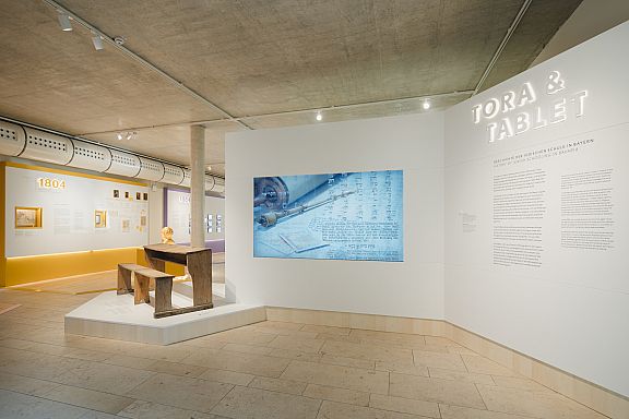 Tora und Tablet Blick in die Ausstellung3 c Rico Grund
